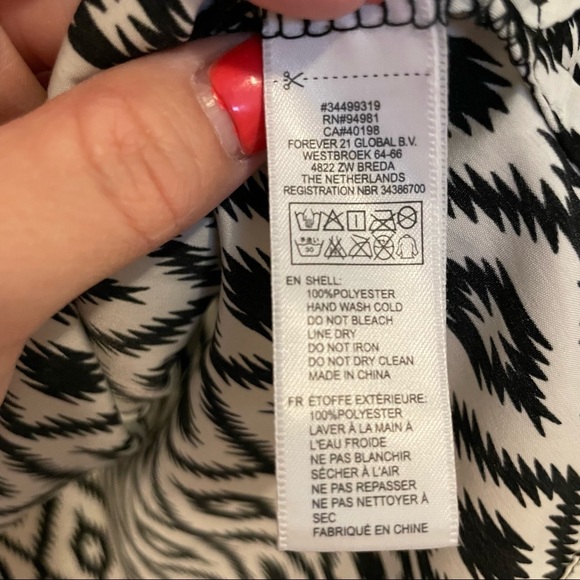 Forever21 Blk&Wht Geometric Tank Top. Size Small - Picture 7 of 7